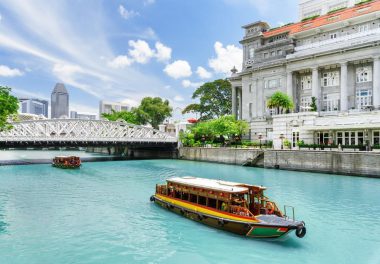 Boot fährt über einen Kanal in Singapur