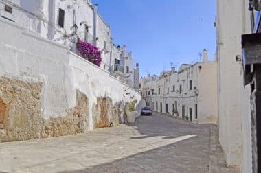 Straße inmitten von Ostuni