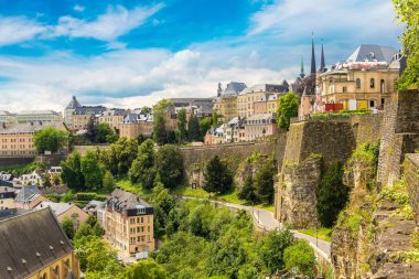 Traumhafter Blick auf Luxemburg an einem schönen sonnigen Tag