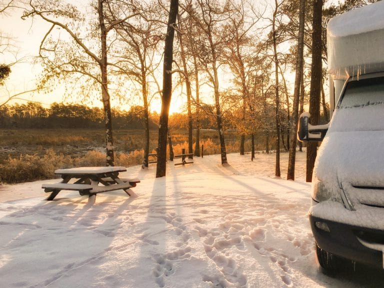 Wintercamping: So wird das Wohnmobil gemütlich warm