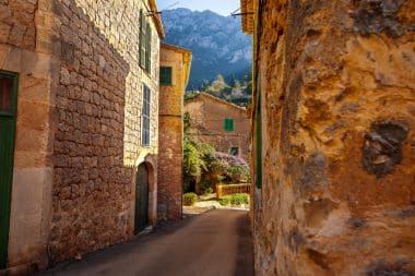 Malerische Straße in Deiá, Mallorca