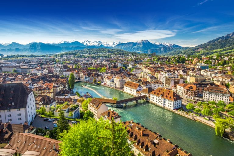 Luzern: Kapellbrücke, Alpen-Panorama und viele Feste