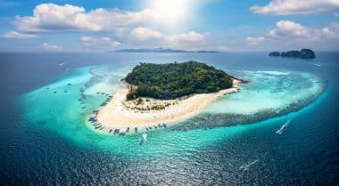 Luftblick auf die thailändische Insel Bamboo Island