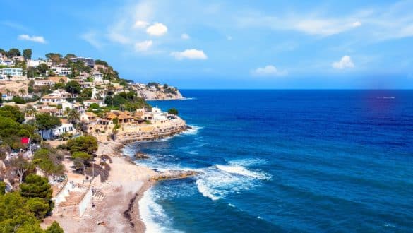 Cala Baladrar an einem sonnigen Tag im Sommer