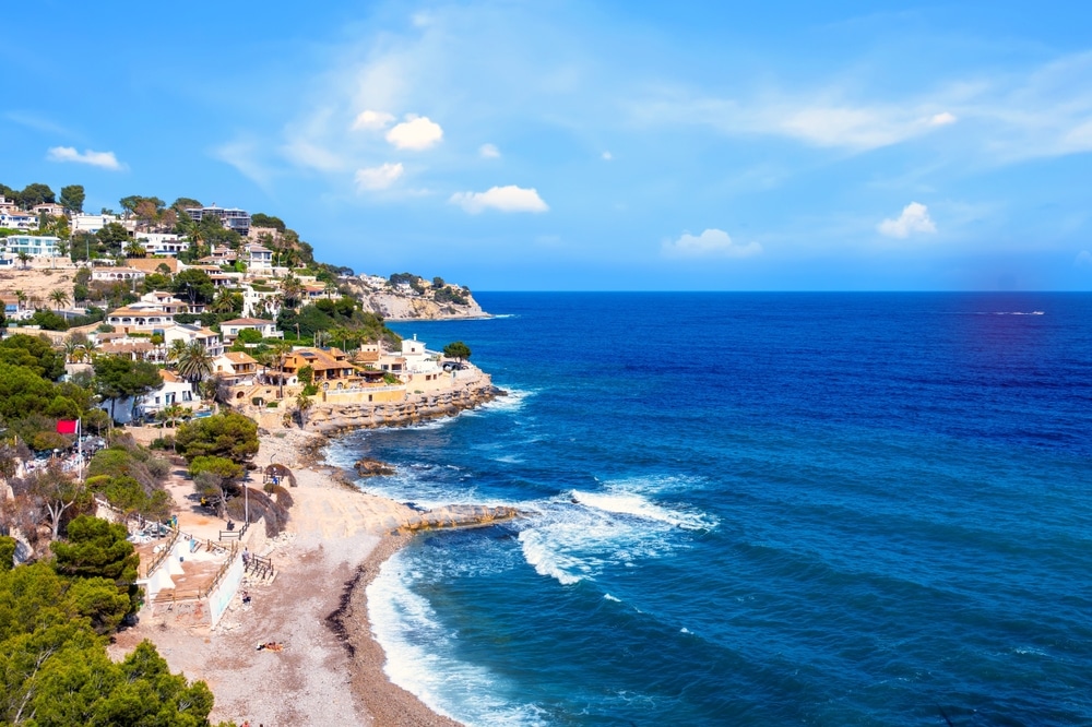 Cala Baladrar an einem sonnigen Tag im Sommer