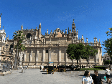 Kutschen vor der Kathedrale in Sevilla