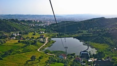 Blick auf Tirana im Dajiti Express
