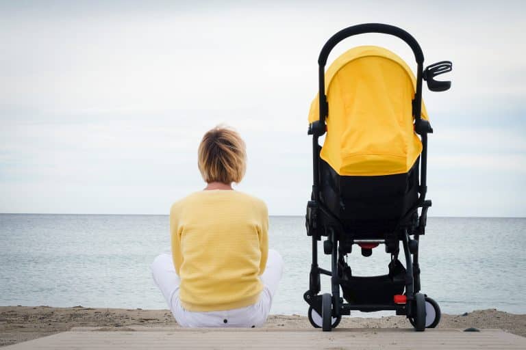 Buggy oder Trage: Was eignet sich besser beim Reisen mit Baby?