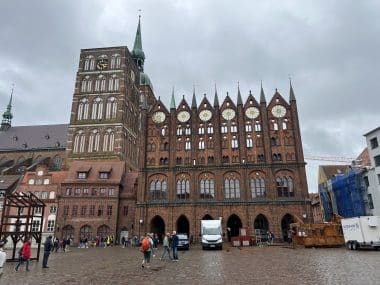 Blick auf das Rathaus von Stralsund im Juli 2025