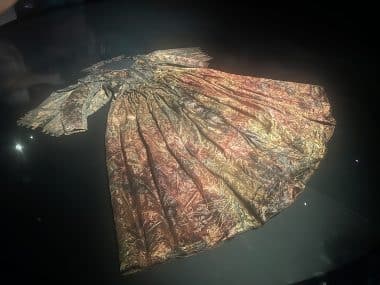 Ausstellungsstück "Kleid" im Museum Kaap Skil auf Teek