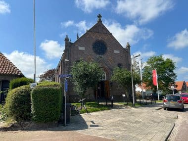 Außenansicht der Kirche in Den Burg, Texel