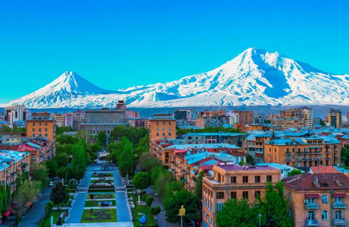 Jerewan mit Blick auf Ararat