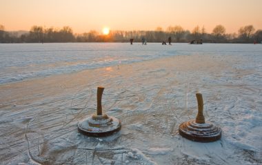 Wintersport - Curling auf einem gefrorenen See