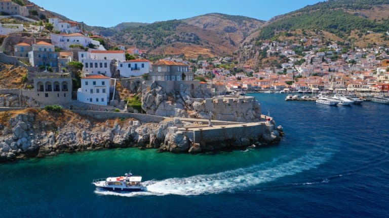 The island of Hydra – cultural treasure in the southwest of Athens