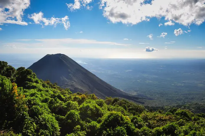 Der Vulkan Izalco aus dem Nationalpark Cerro Verde, El Salvador.