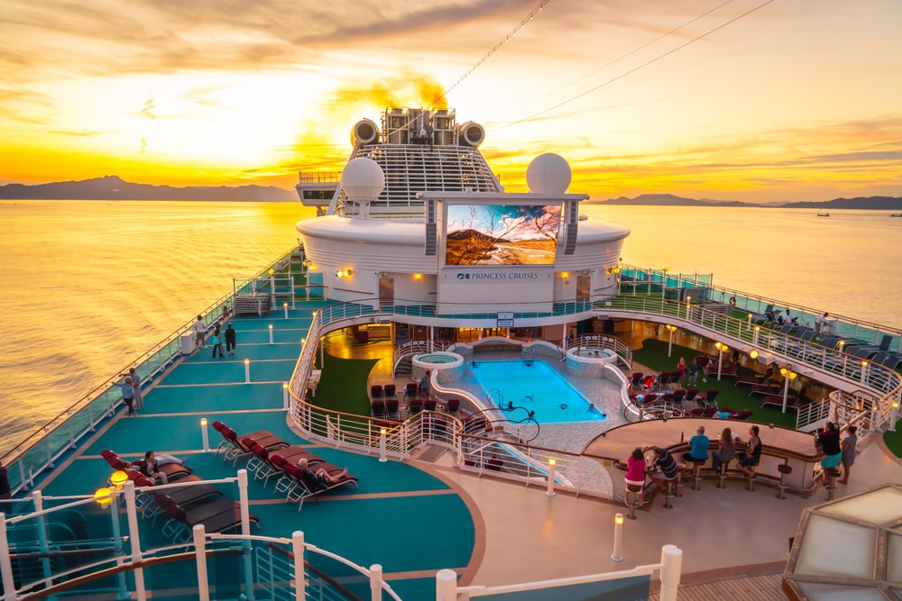 Kreuzfahrtschiff am Abend