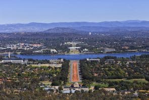 Luftbild der Innenstadt von Canberra - vom War-Denkmal zum See Burley Griffin und alte und neue Parlamentsgebäude auf dem Capitol-Hügel.