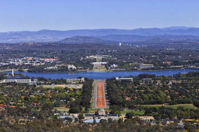 Luftbild der Innenstadt von Canberra - vom War-Denkmal zum See Burley Griffin und alte und neue Parlamentsgebäude auf dem Capitol-Hügel.