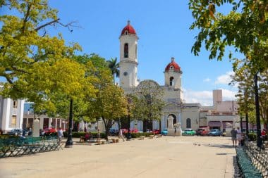 Cienfuegos, Kathedrale der Unbefleckten Empfängnis aus dem Plaza Jose Marti