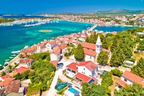 Blick auf das Meer in der erstaunlichen bunten Stadt Rogoznica