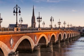 Aussicht auf Pont de Pierre in Bordeaux