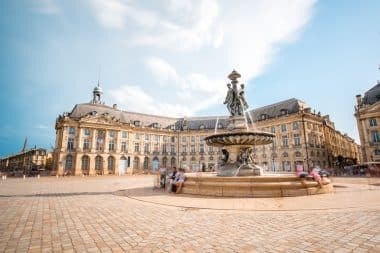 Aussicht auf den berühmten Platz La Bourse in Bordeaux