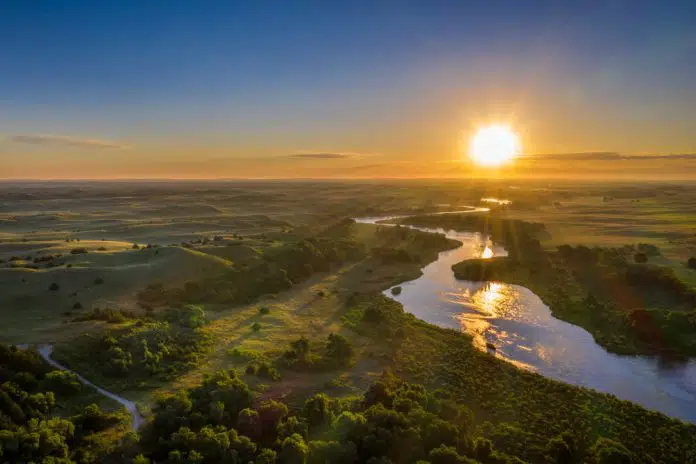 Sonnenaufgang über dem Fluss Dismal in Nebraska