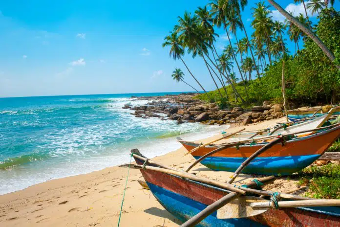 Untouched,Tropical,Beach,With,Palms,And,Fishing,Boats,In,Sri-lanka Strände Sri Lanka