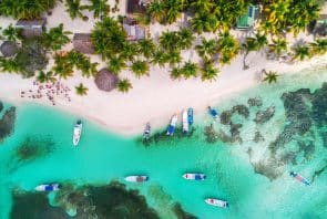 Luftsicht auf den tropischen Strand der Insel Saona