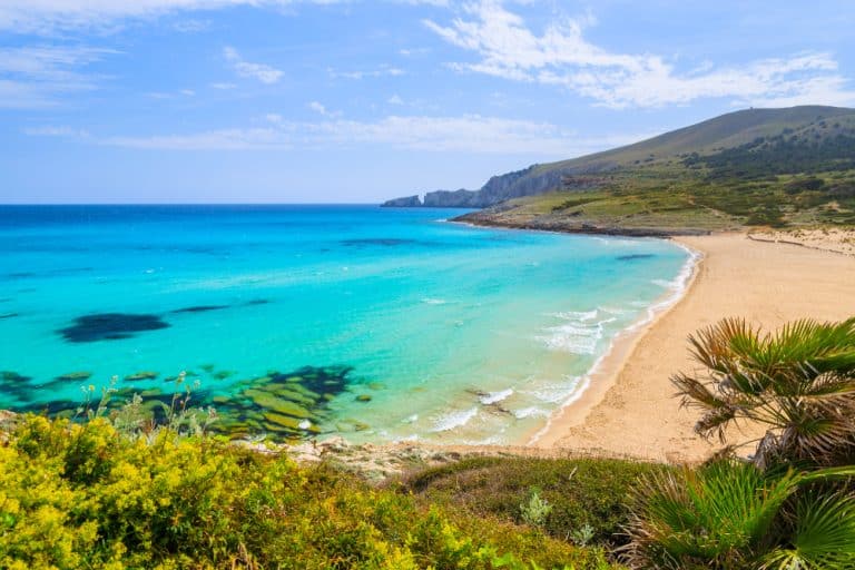 Cala Mesquida: Einsame Dünenlandschaft, Strand und historische Steinbauten