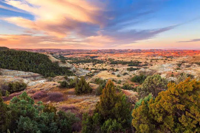 Sonnenaufgang über dem Theodore Roosevelt Nationalpark, North Dakota