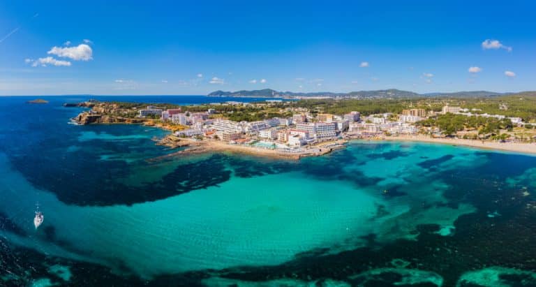 Santa Eulalia del Rio auf Ibiza: Baden und Segeln an der Ostküste