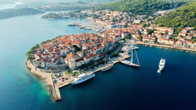 Korčula als grünste Insel Dalmatiens soll der Geburtsort Marco Polos gewesen sein