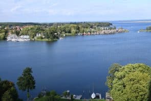 Blick auf den Hafen der bunten Hafenstadt Röbel Müritz in der Mecklenburgischen Seenplatte