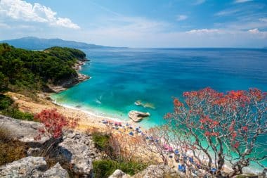 Blick auf den Strand Pulebardha zwischen Ksamil und Saranda in Albanien