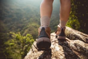 Passende Wanderschuhe sind beim Wandern das A und O.