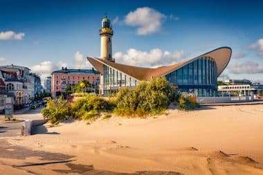Heller Sommerblick auf das Technologiemuseum - Leuchtturm Warnemunde.