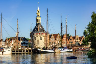 Historischer Turm Hoofttoren im Hafen von Hoorn