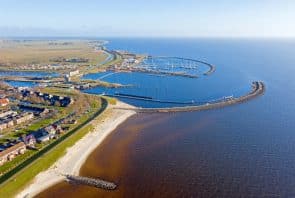 Luftaufnahmen vom Hafen und der Stadt Stavoren am IJsselmeer in den Niederlanden