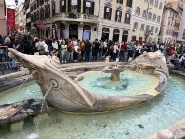 Brunnen an der Spanischen Treppe in Rom