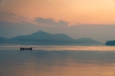 Aussicht auf den Sonnenuntergang mit Booten auf dem Fluss Brahmaputra in Guwahati
