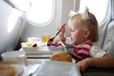 Kinder Ernährung im Flugzeug