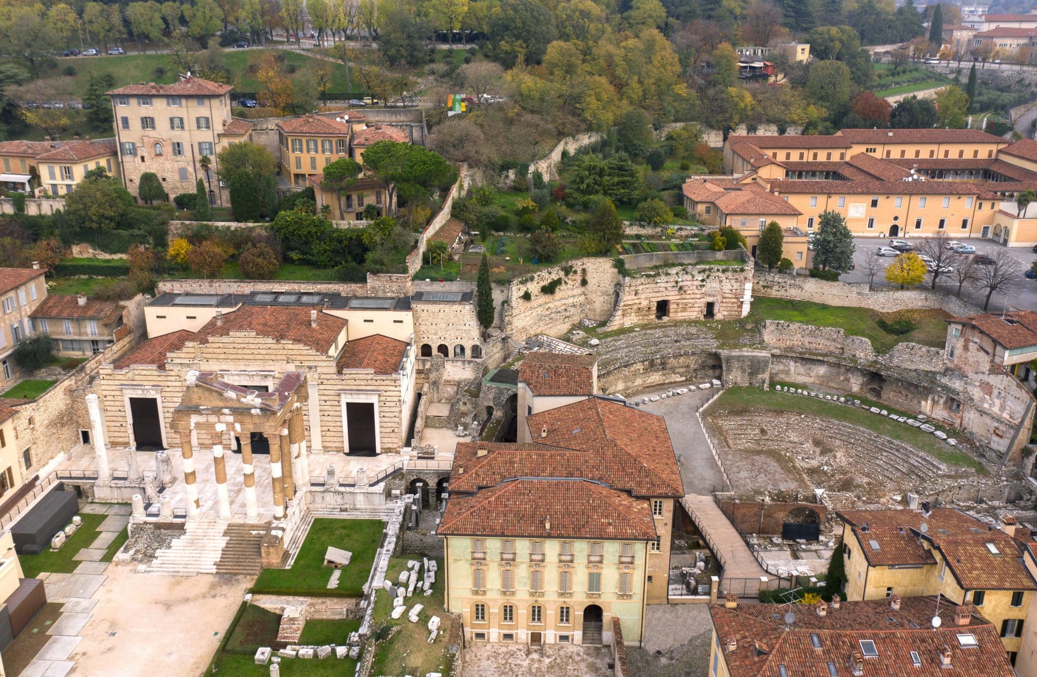 13. Veduta aerea di Brixia. Parco archeologico di Brescia romana Luftaufnahme von Brixia, Archäologischer Park des römischen Brescia