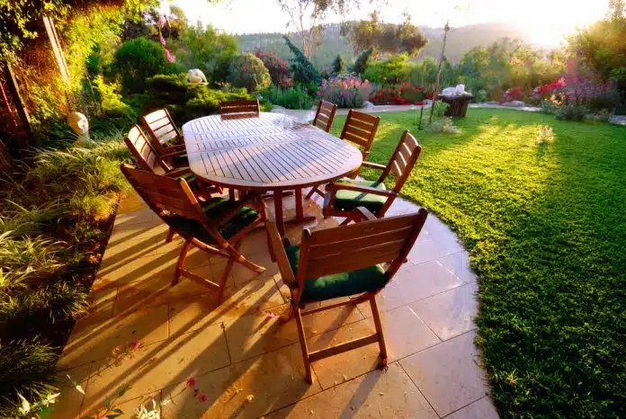 Mediterraner Garten mit Pflanzenkübeln und gemütlicher Sitzecke