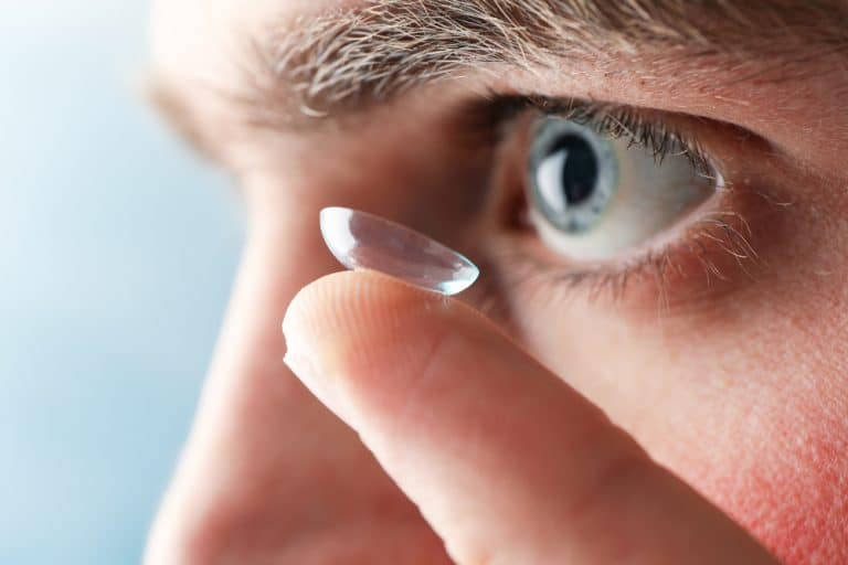 Contact lenses vs. glasses when traveling – what are the advantages and disadvantages?