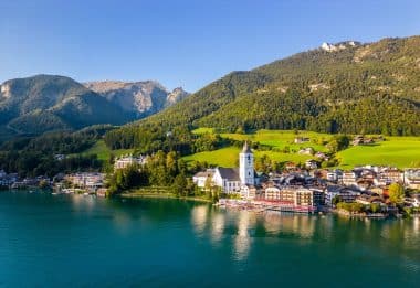 Schöne Luftsicht auf den beliebten Wolfgangsee