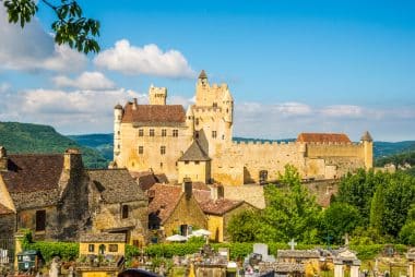 Blick auf das Schloss von Beynac-et-Cazenac mit altem Friedhof