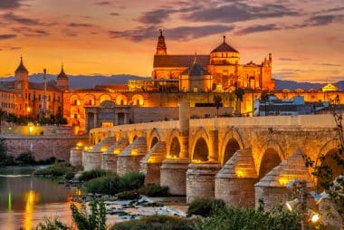 Abendblick auf die Moschee-Kathedrale mit römischer Brücke in Cordoba