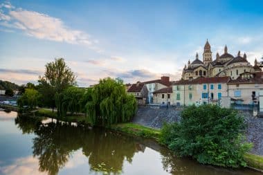 Sonnenuntergang von der Brücke des Barris über den Fluss Isle und die römische byzantinische Kathedrale Saint Front in Perigueux