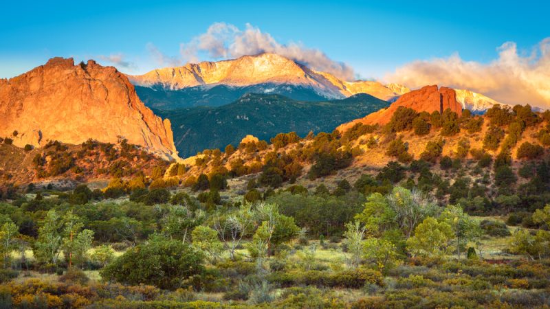 Sonnenaufgang mit Blick auf den Garten der Götter und Pike's Peak in Colorado Springs